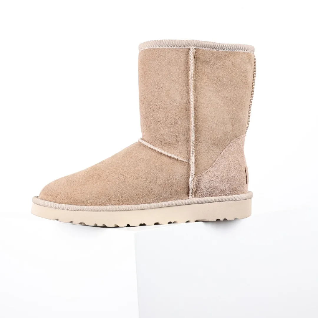 Pick up locally 💰600 Core recommended good price Cashmere insoles are a very suitable choice for keeping warm in winter and at home. In the new year, uug launched a series of styles, which are partially geared towards the preferences of young consumers and have also moved to the forefront of fashion trends. Shoe body material Water-repellent coated suede upper 17mm UGGPURE™ implanted wool insole Lightweight non-slip comfortable rubber outsole With brand LOGO Trademark Comes with a full set of packaging Size: 35 36 37 38 39 40
